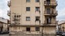 Fachada edificio español residencial vivienda con SATE patologías visibles