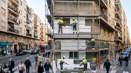 Empresa especializada realizando aislamiento de una fachada en un edificio residencial