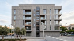 Edificio residencial contemporáneo con fachada ventilada cerámica de gran formato instalada como envolvente arquitectónica premium