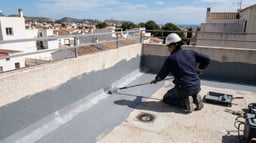 Aplicación de membrana líquida impermeabilizante con rodillo sobre una terraza plana con sumidero y peto perimetral visibles