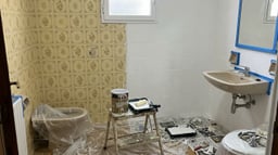 Pared baño española siendo pintada azulejos cerámicos