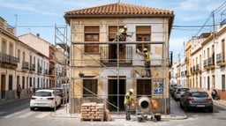Técnicos especializados rehabilitando la fachada de una vivienda unifamiliar española