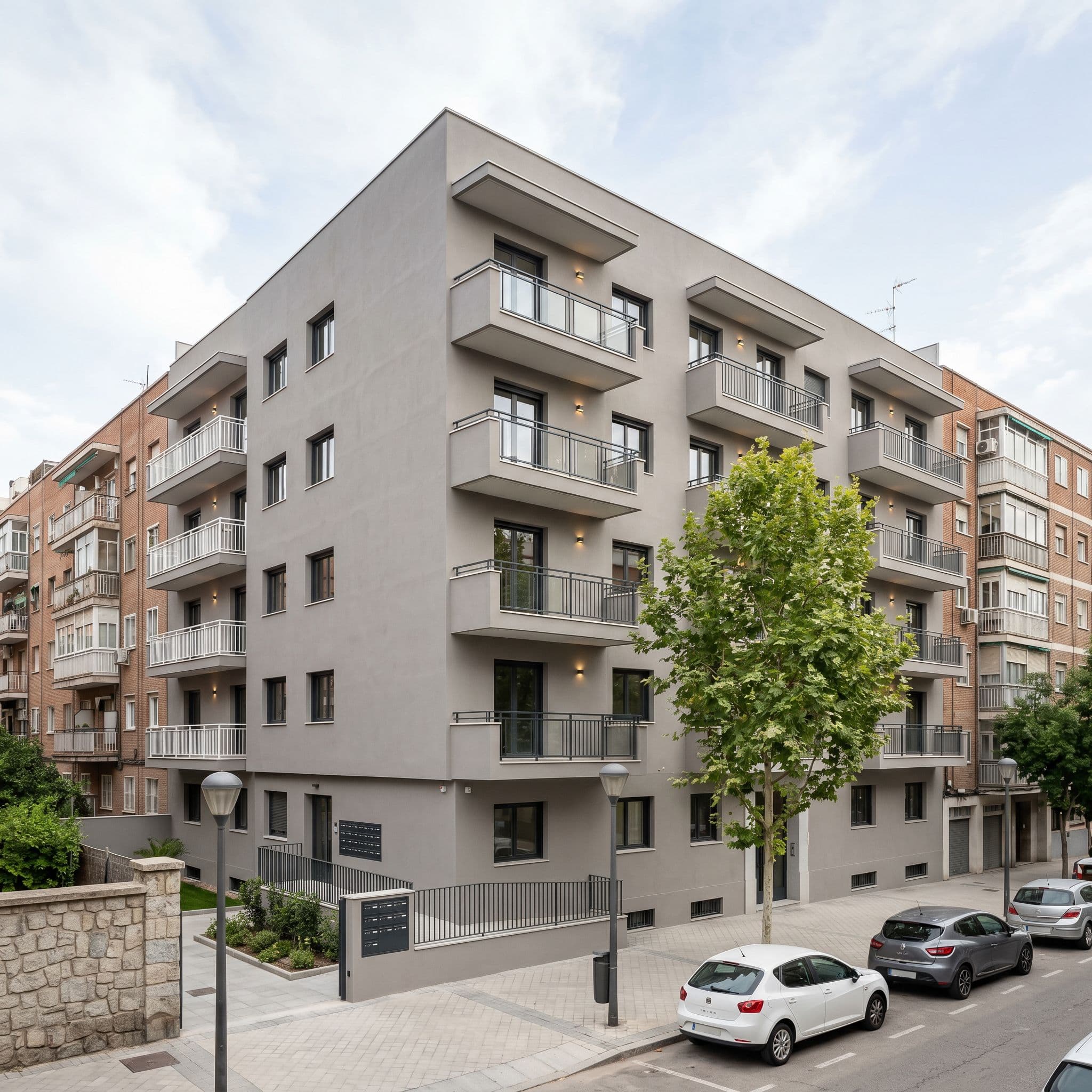 Edificio comunitario residencial español de los años 70 tras rehabilitación completa con SATE en 5 plantas y acabado sofisticado