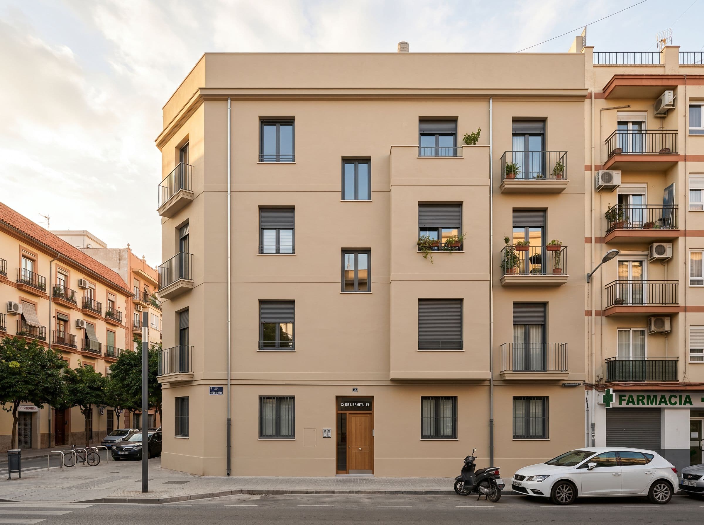 Edificio español residencial comunitario de 4-5 plantas con aislamiento SATE con instalación completada