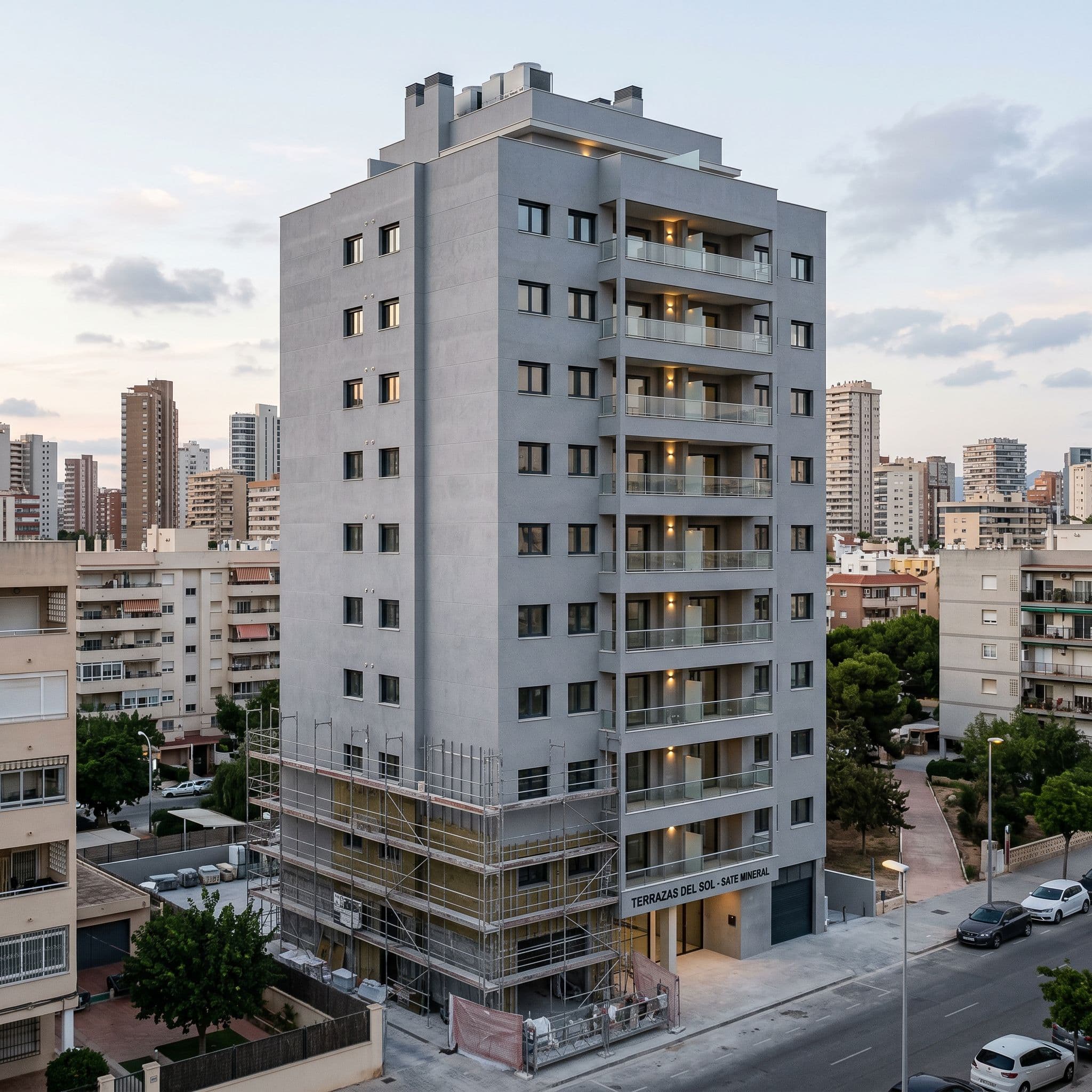 Edificio español residencial comunitario alto 10 plantas SATE instalación lana mineral