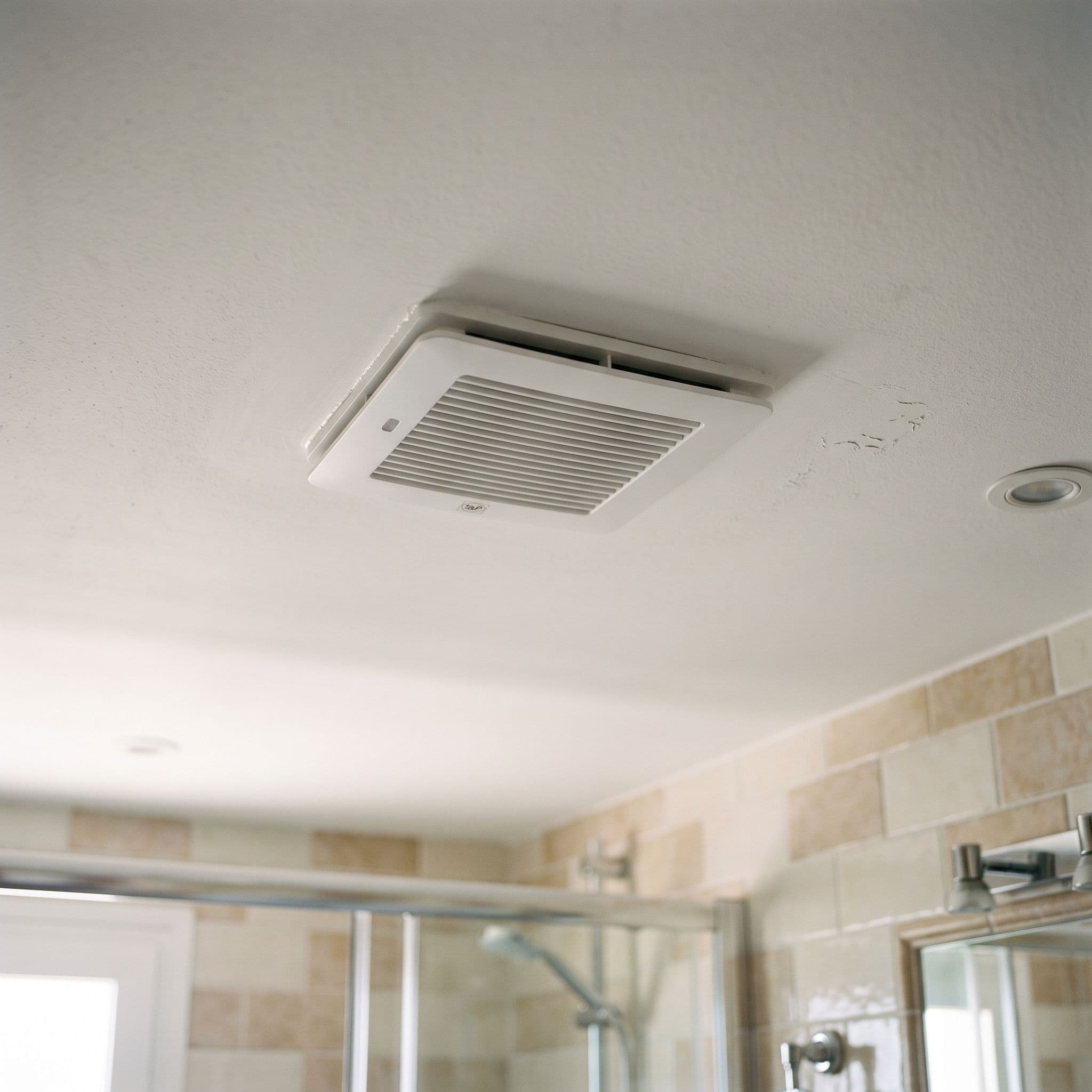 Extractor puntual en techo de baño para extracción intermitente de aire húmedo durante uso de la estancia