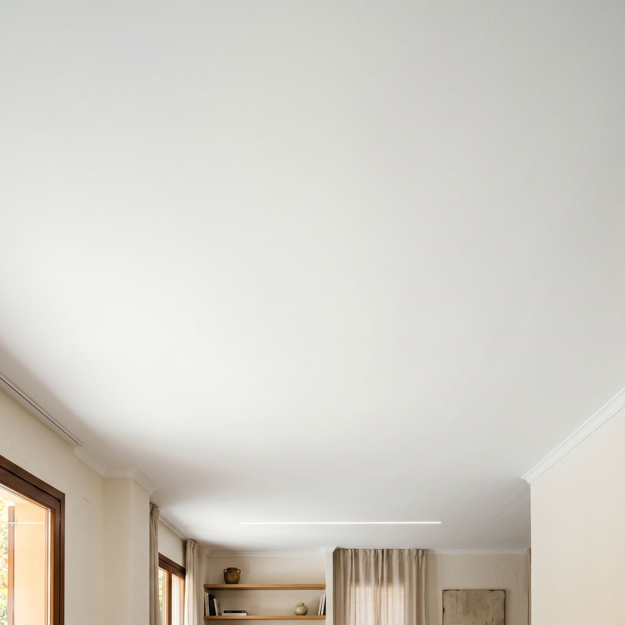 Falso techo pladur vivienda española recién pintado blanco perfecto