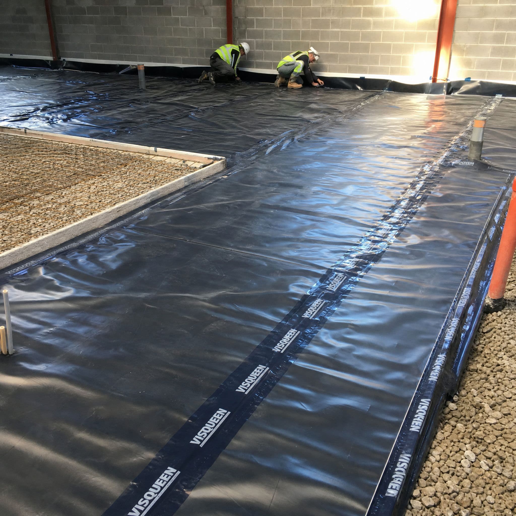 Instalación membrana anti-radón Visqueen Radon Barrier bajo losa hormigón obra nueva con juntas selladas