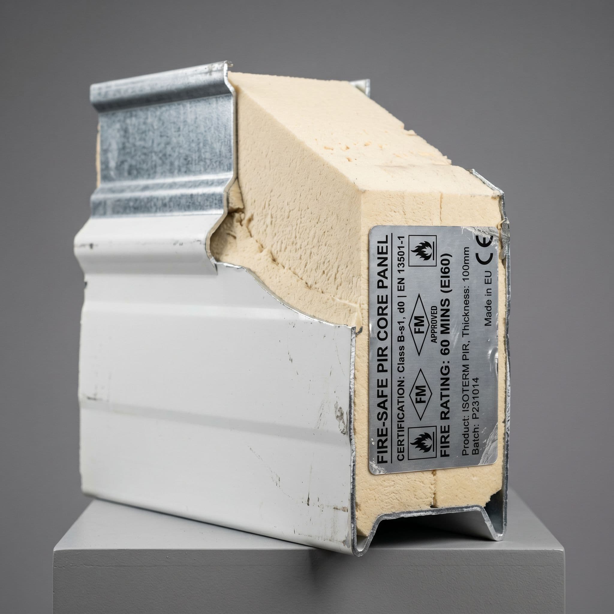 Panel sándwich con núcleo PIR poliisocianurato y certificación de comportamiento al fuego B-s1-d0