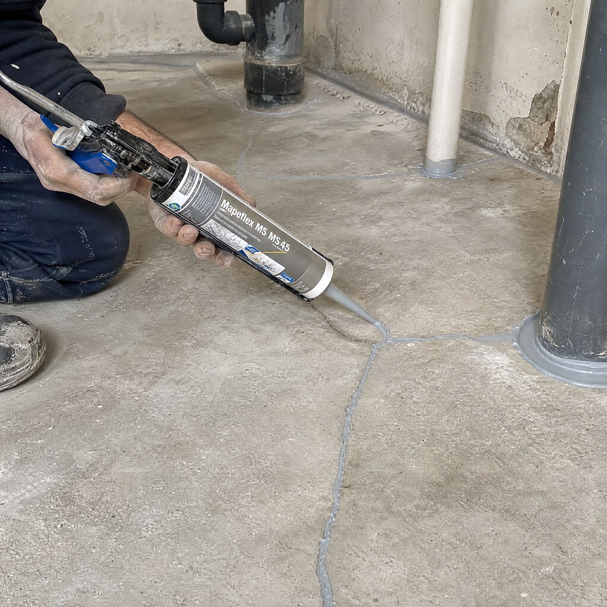 Sellado profesional grietas losa hormigón con MS polymer Sika Sikaflex como complemento mitigación gas radón