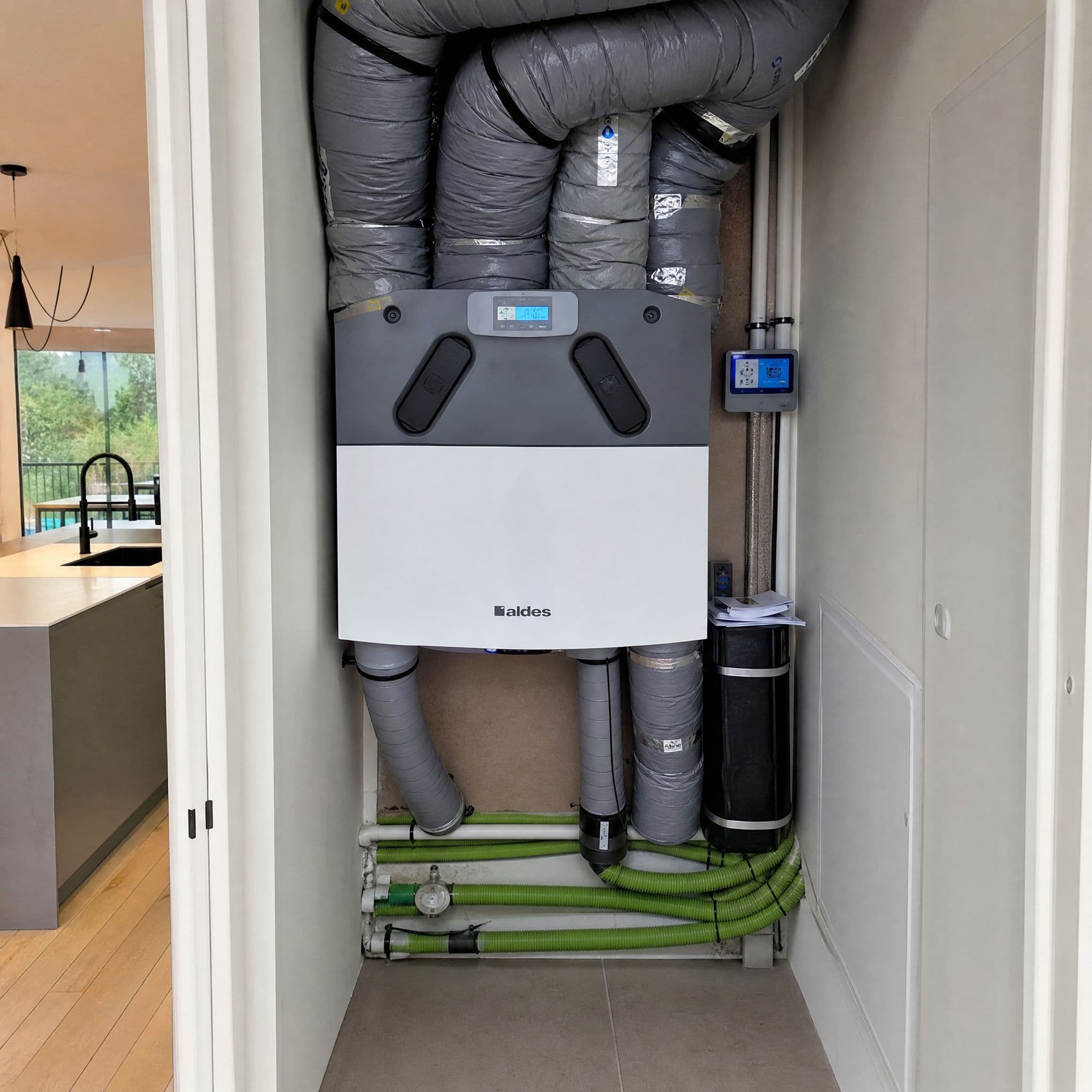 Sistema VMC ventilación mecánica controlada doble flujo para mitigar gas radón residencial unidad central y conductos distribución